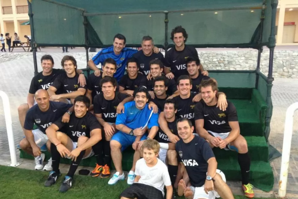 CON DIEGO. Los jugadores de Los Pumas 7's, entre ellos el tucumano Ramiro Moyano, y el entrenador Leo Gravano, compartieron un tiempo con Maradona en Dubai. FOTO DE PRENSA UAR