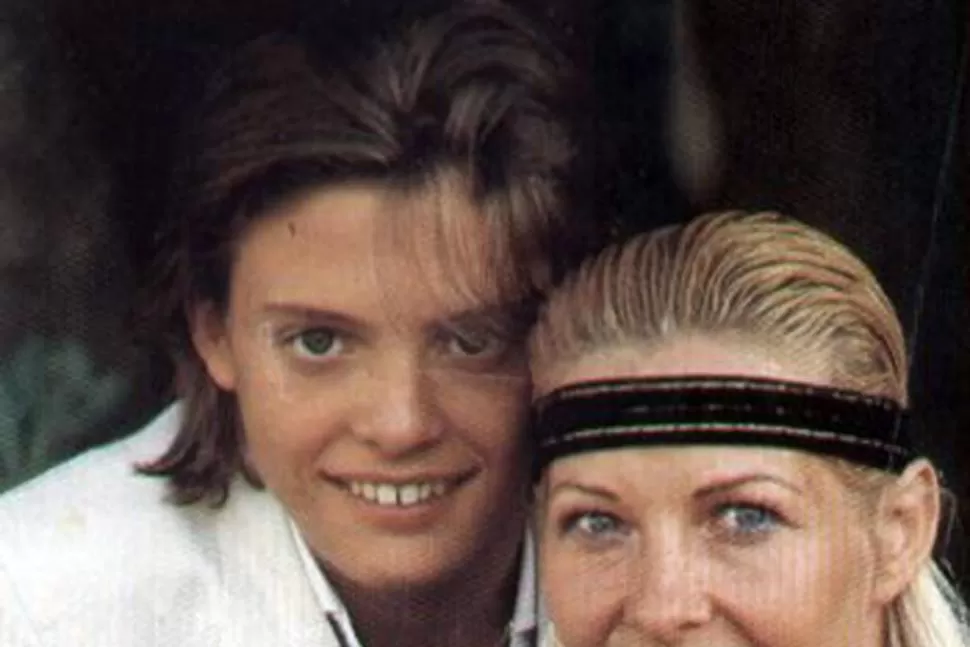 Luis Miguel, en su adolescencia, con su madre, Marcela Basteri.