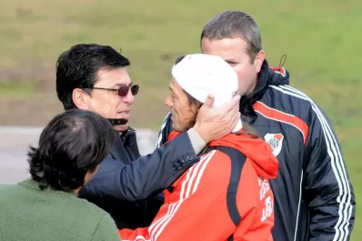 Echaron a Almeyda con un llamado a la medianoche