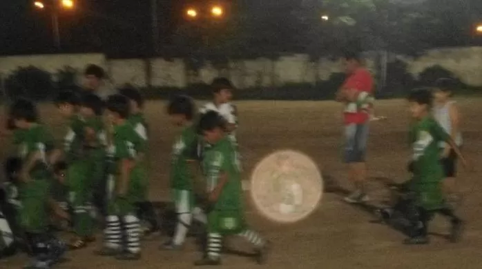 ¿FANTASMA? El niño no pertenece a niguno de los equipos que jugaron esa noche. FOTO TOMADA DE NUEVODIARIOWEB.COM.AR