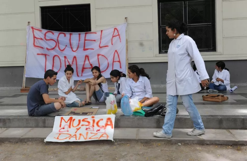 ESPERANDO RESPUESTAS. Los alumnos de la ESEA estuvieron toda la mañana en la escuela, pero no tuvieron clases. Piden una solución a sus reclamos. LA GACETA / FOTOS DE OSVALDO RIPOLL 