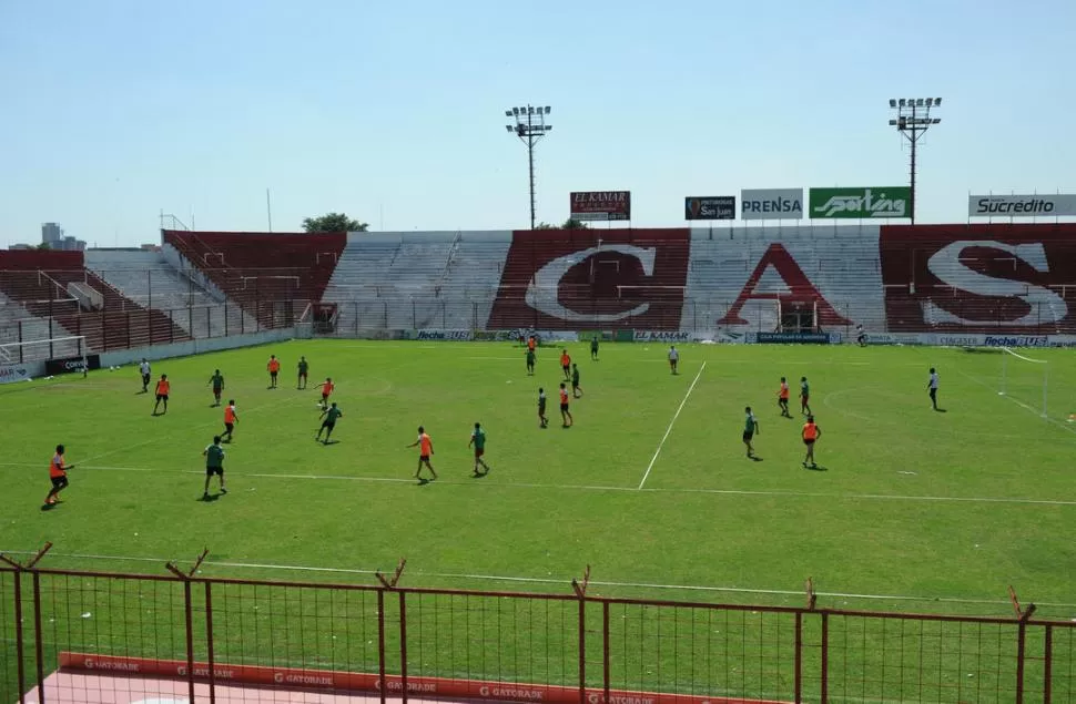 PUESTA A PUNTO DE LOS ALBIRROJOS. Los santos practicaron ayer en el estadio de La Ciudadela con miras al encuentro del domingo frente a Central Norte, de Salta, en el estadio Padre Martearena. 
