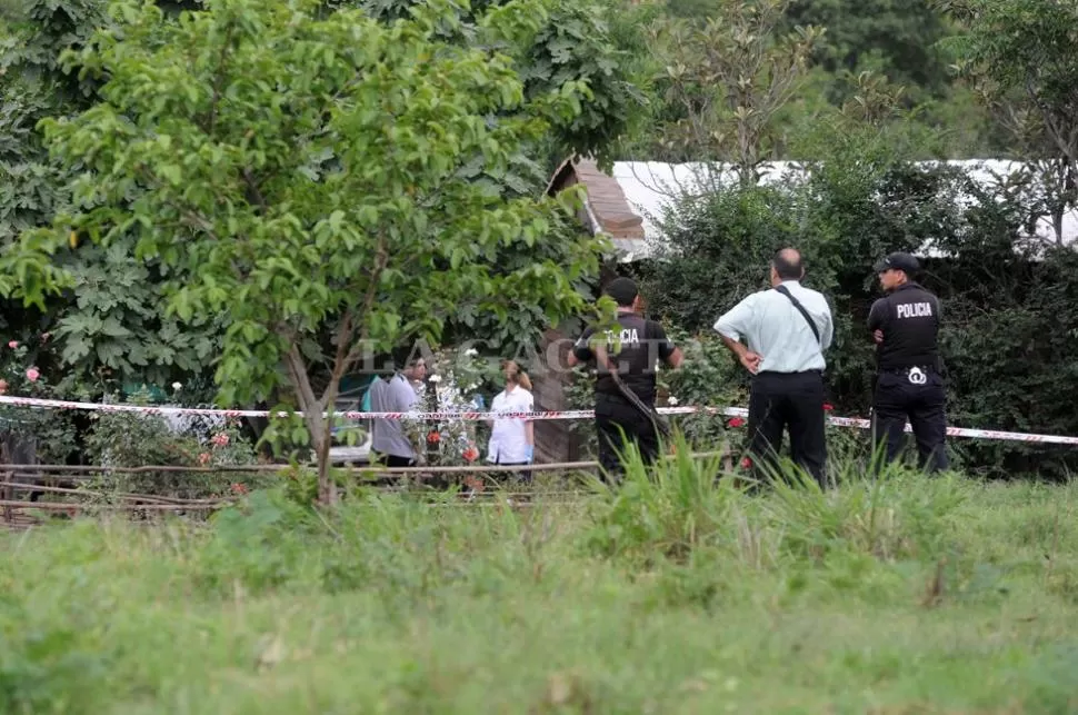 CONMOCION. Una hija de la pareja pidió a los vecinos que llamaran a la Policía mientras sus padres discutían. LA GACETA / FOTO DE ANTONIO FERRONI