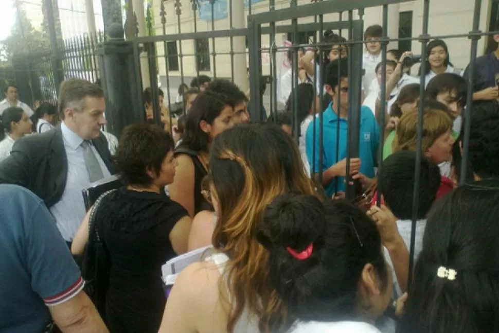 TENSION. La protesta generó momentos de acaloradas discusiones. 
FOTO TOMADA DE TWITTER / @Veronicakiroga