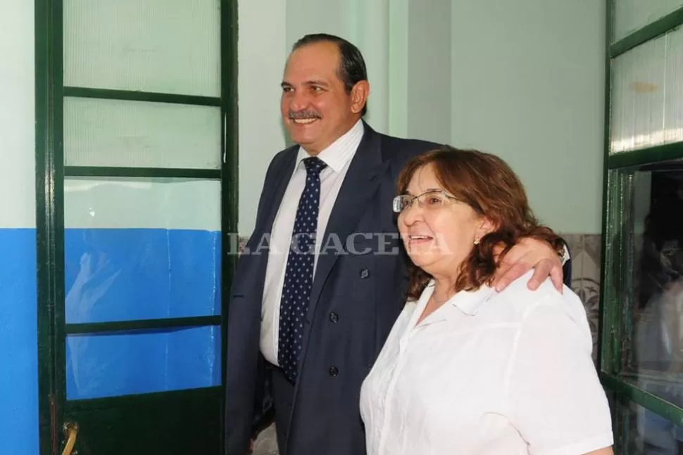 DE VISITA. Alperovich recorrió escuelas y hoy estuvo en la inauguración de un nuevo Vea. PRENSA Y DIFUSION