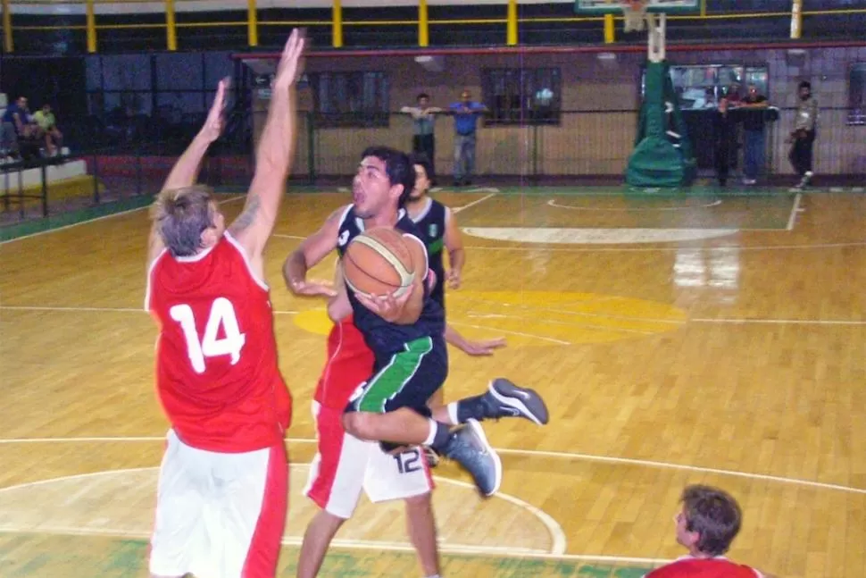 CONDUCTOR Y GOLEADOR. El base Martín Selis, de Villa Luján. Fue uno de los cinco jugadores que anotó 11 puntos. LA GACETA