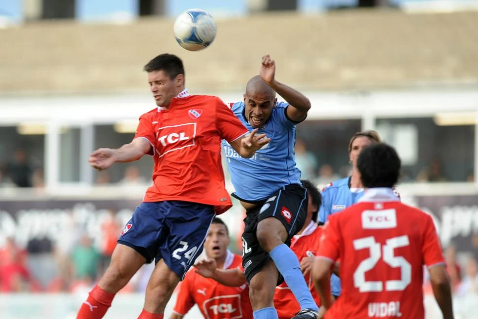 DUELO EN EL AIRE. Belgrano le ganó a Independiente, que quedó muy complicado. El partido, que se completó tras la suspensión de hace dos semanas, al final terminó 2 a 1 para Belgrano. TELAM