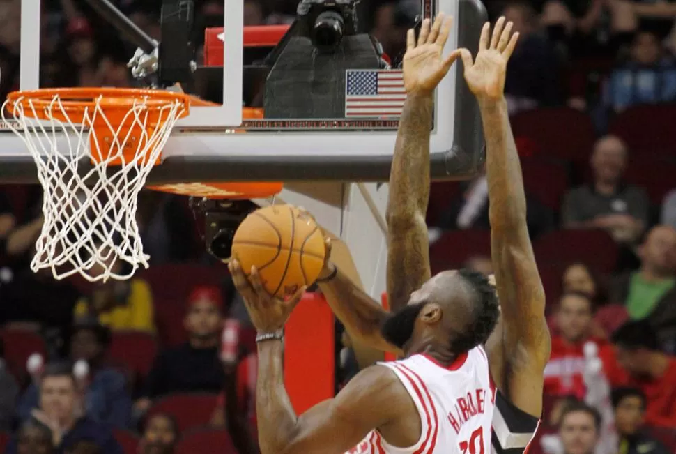 FIGURA. James Harden volvió a liderar a unos Rockets de irregular comienzo de temporada. REUTERS