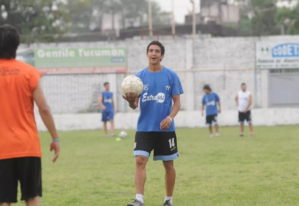 TIENE LA PELOTA. El volante Jorge Visintini, además de ser una de las piezas claves de Atlético Concepción, cursa materias de segundo año en la facultad de Ciencias Económicas. 