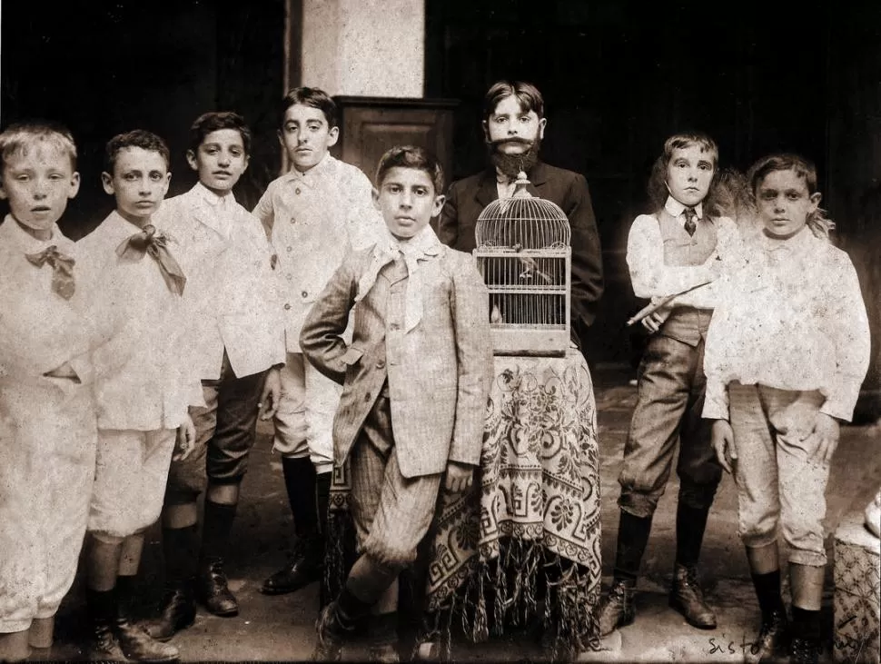 ESCOLARES TUCUMANOS DE 1907. Como única identificación, la más que centenaria foto trae al dorso la fecha y la frase El jilguerito de Silvio. LA GACETA / ARCHIVO