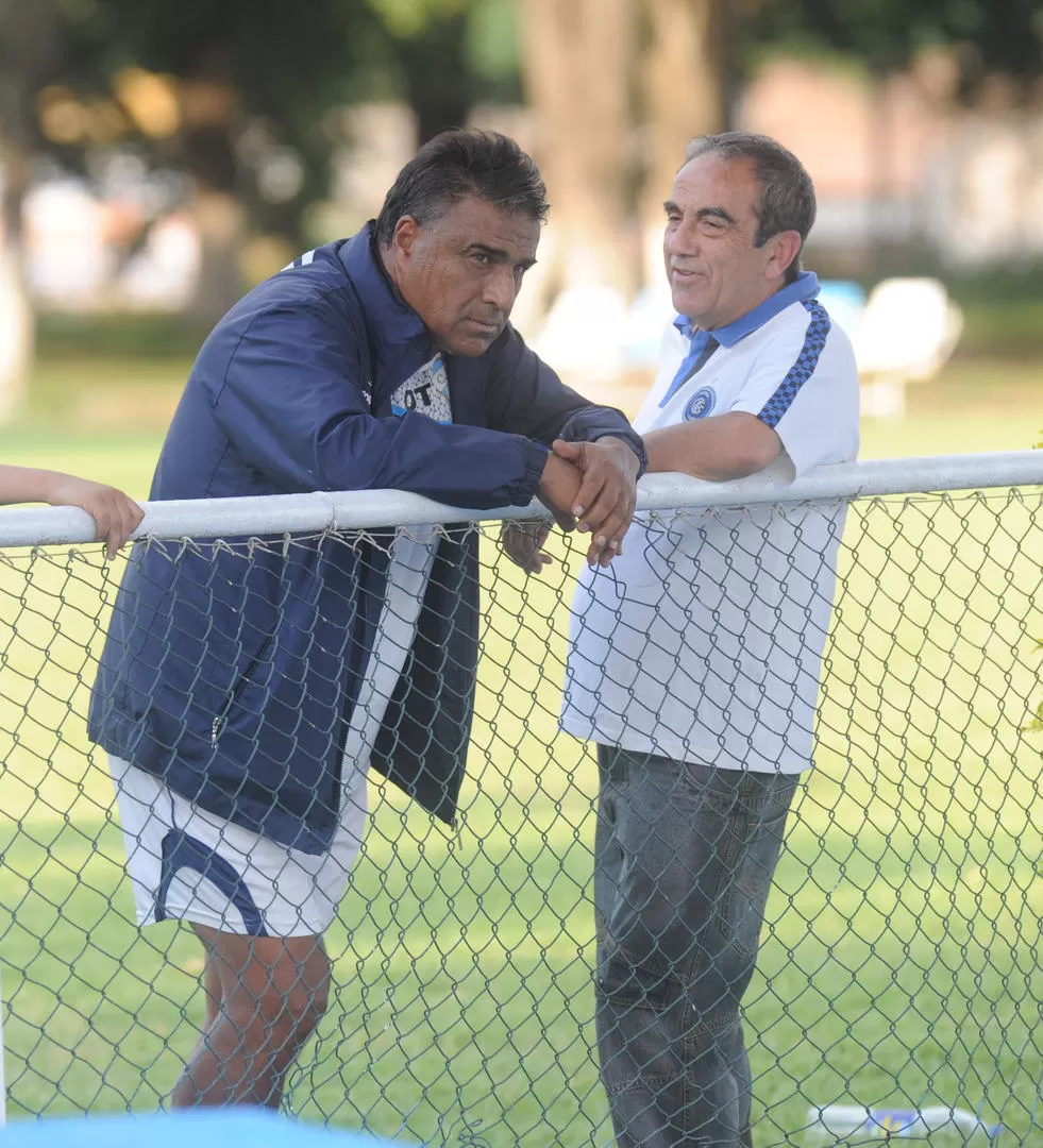 PENSATIVO. RR descansa mientras los jugadores se ejercitan en la pileta. 