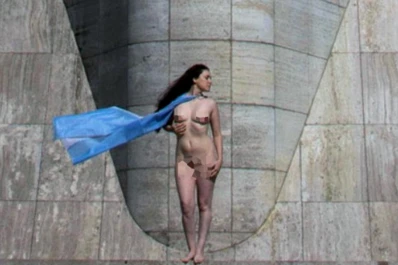 Una mujer posó desnuda en el Monumento a la Bandera