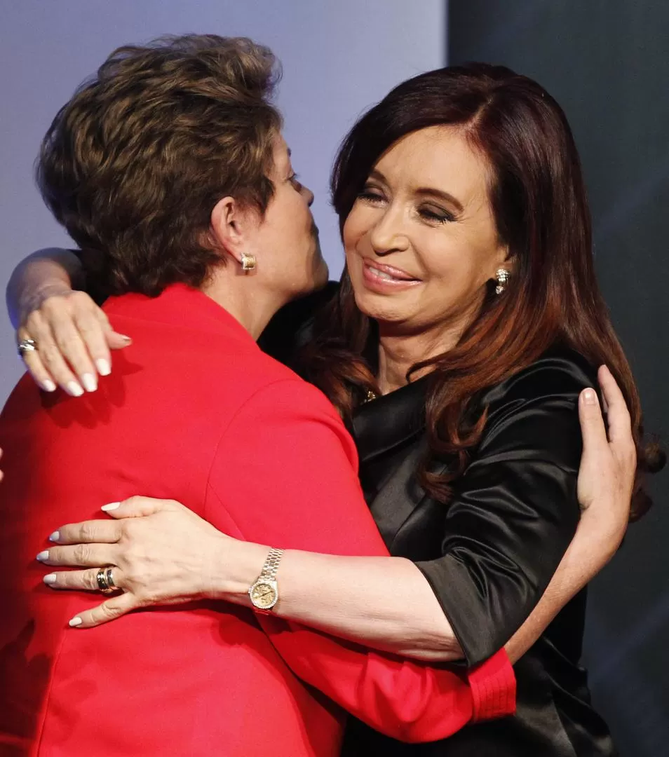 SALUDOS. Rousseff y Fernández se abrazan durante la conferencia. REUTERS