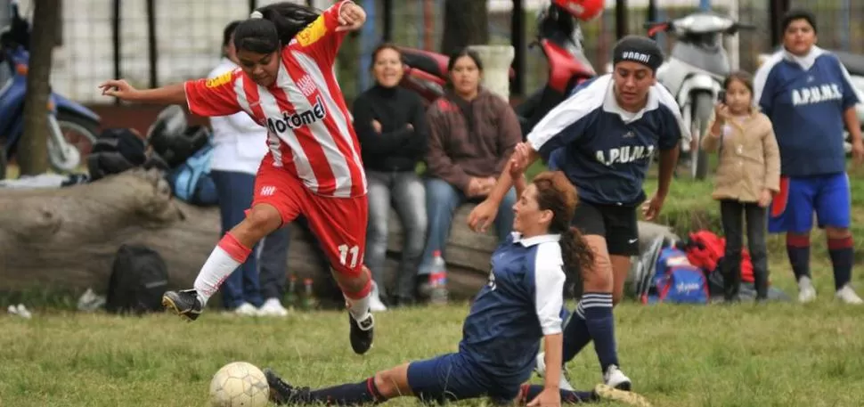 DESEQUILIBRIO. Yanina Ledesma (11), marcó el único gol ante Las Panteras. 