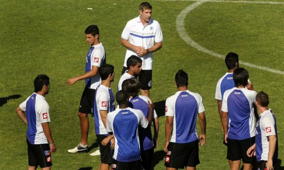 EN LA PRACTICA. Martín Palermo se mostró conforme con lo realizado por sus dirigidos en los entrenamientos de Godoy Cruz. TELAM