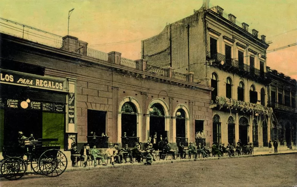 LAS HERAS (HOY SAN MARTÍN) AL 400. En la primera década del siglo XX se aprecian las mesas de café en la vereda. Allí se desarrollaban las charlas que condenó Groussac. LA GACETA / ARCHIVO