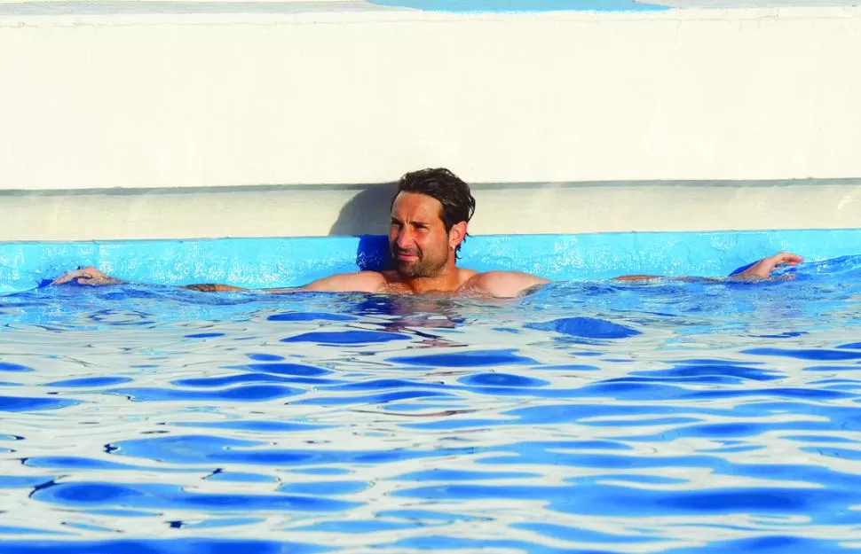 RECUPERACIÓN. Lucchetti trabajó el martes en la pileta del complejo. 