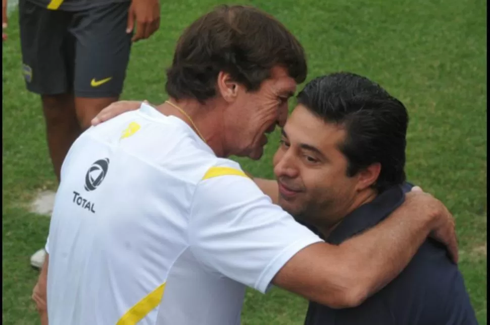 SONRIENTES. Angelici y Falcioni tienen una buena relación y ayer se mostraron juntos y sonrientes en la práctica de Boca. 