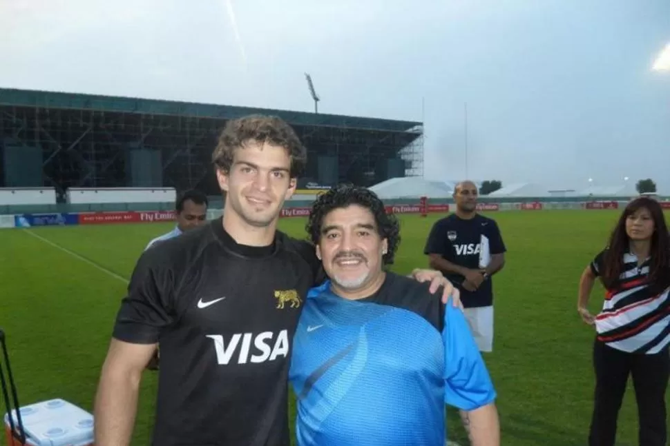 EL SUEÑO DEL PIBE. Moyano, jugador de Lince, aprovechó para tomarse una foto con el 10, mientras Gravano aparece en el fondo. FOTO TOMADA DE TWITTER.COM/RAMIRO_MOYANO