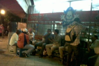 Groserías y alcohol en un mismo drugstore