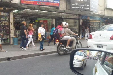 Me multó por pedirle el nombre