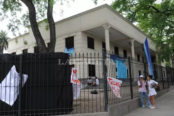 La toma en la ESEA va por su tercer día