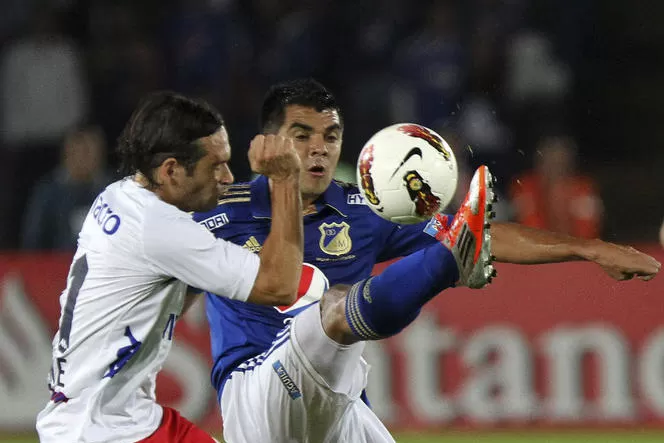 CON TODO. Ramiro Leone se juega la vida en un cruce con un rival colombiano. REUTERS