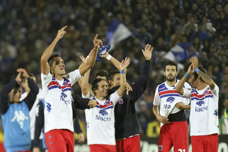 FESTEJOS EN COLOMBIA. Los jugadores del 'matador' celebraron la clasificación a la final. REUTERS