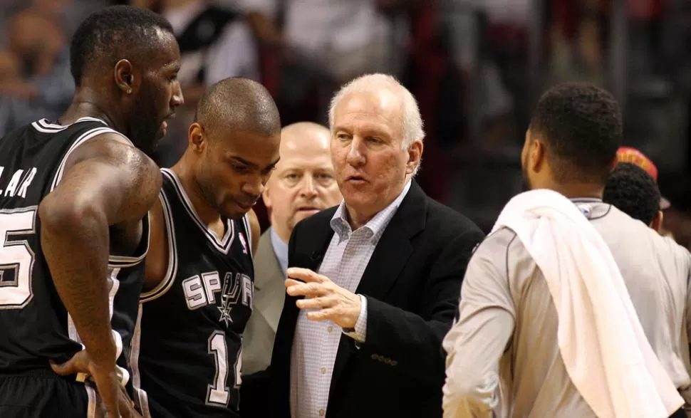 TIEMPO. Popovich habla con el plantel que llevó a Miami y que desató los reclamos del comisionado Stern. REUTERS