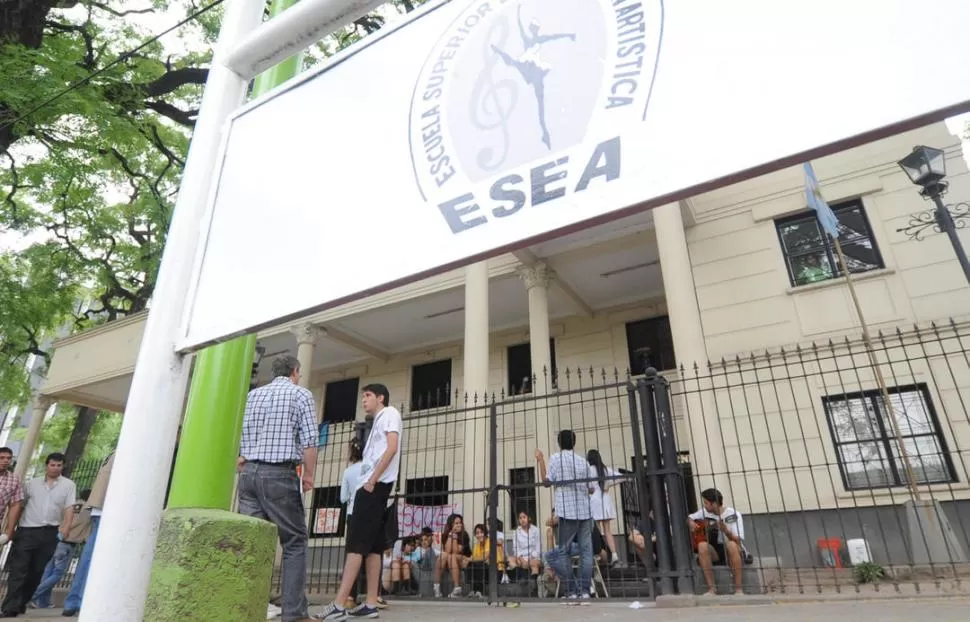 SEGUNDA CASA. Los alumnos siguen instalados en la sede de la ESEA, mientras sus padres les llevan comida para pasar la noche. LA GACETA / FOTO DE OSVALDO RIPOLL 