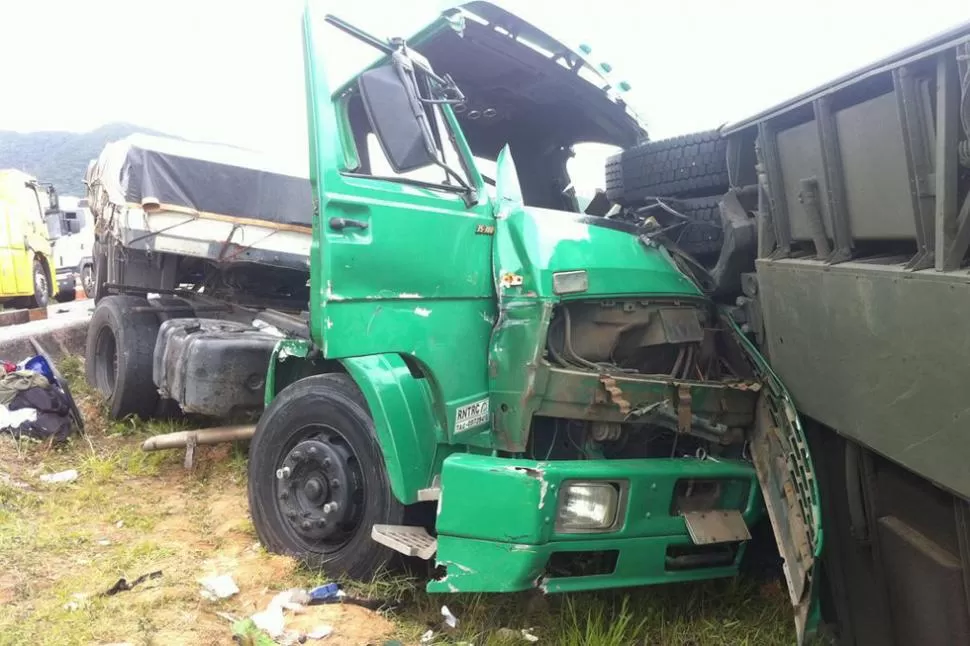 COMPLICADO. El que resultó más golpeado fue el conductor del camión. FOTOS TOMADAS DE DIARIOCATARINENSE.COM.BR 