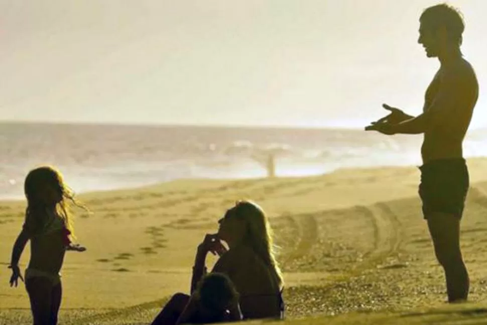 RECUERDO. Pampita y Vicuña, junto a sus hijos en la playa. FOTO TOMADA DE TWITTER.COM / @PICHIRIKA