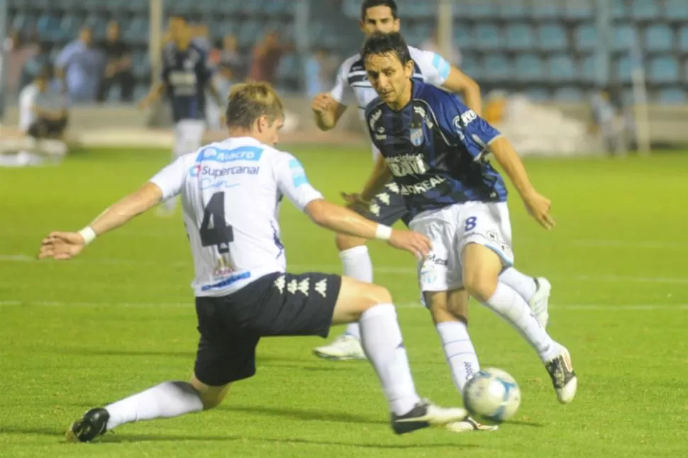 DURA LUCHA. Atlético Tucumán e Independiente Rivadavia de Mendoza igualan 0-0 en el Monumental. Se juega el segundo tiempo. LA GACETA / FOTO DE ENRIQUE GALINDEZ