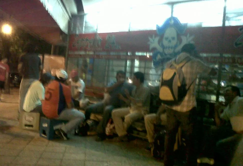 Groserías y alcohol en un mismo drugstore