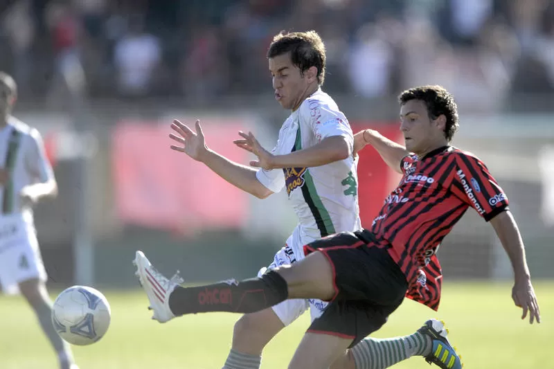 EL PARTIDO DE LA FECHA. Como se ve en la foto, el partido entre Chicago y Douglas fue una lucha feroz. TÉLAM