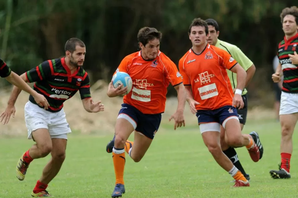 A TODO RITMO. Los Naranjas ganaron todos los partidos en la primera jornada del Seven de la República que se disputa en Paraná. La foto es del partido que le ganaron a Entre Ríos B por 24 a 0. FOTO DE JAVIER ESCOBAR (ESPECIAL PARA LA GACETA)