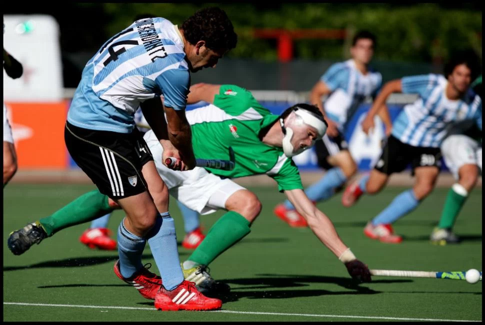 PALO A PALO: EL seleccionado de hockey de varones derrotó a Irlanda 2 a 1.  FOTO DE MATIAS CORREA ARCE (PRENSA CAH)