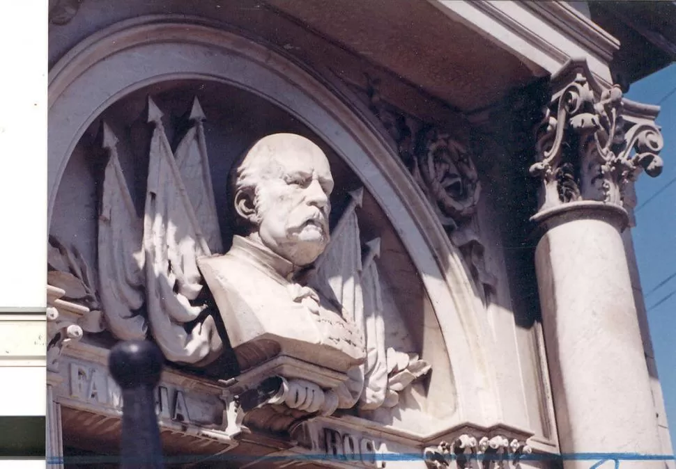 JOSÉ SEGUNDO ROCA. Rostro del guerrero en sus últimos años, en el busto que preside el mausoleo de los Roca, en la Recoleta. LA GACETA / ARCHIVO