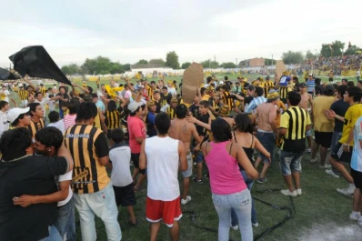 Lastenia sufrió, pero llegó a la final