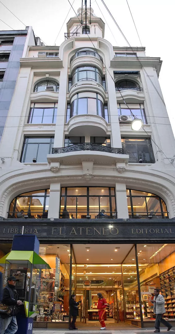 EL HISTÓRICO LOCAL SOBRE LA PEATONAL FLORIDA. Ernesto Schoo evoca los tesoros que encontró, desde niño, en las estanterías. 