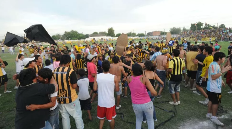 PURA ALEGRÍA. Los jugadores de Lastenia aún celebran porque jugarán una final por primera vez en su historia. LA GACETA/ENRIQUE GALINDEZ