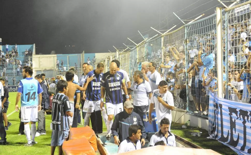 NOS VEMOS EN ENERO. Los jugadores empiezan a bajar por el túnel y a despedirse de sus hinchas; pese a que falta un partido en Buenos Aires, se reencontrarán con ellos en el primer clásico de 2013. 