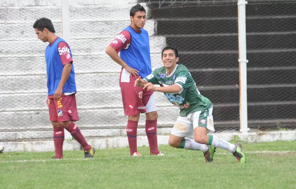 IMPASABLE. Álvarez, de San Jorge, despeja ante la presencia de Silveira. 