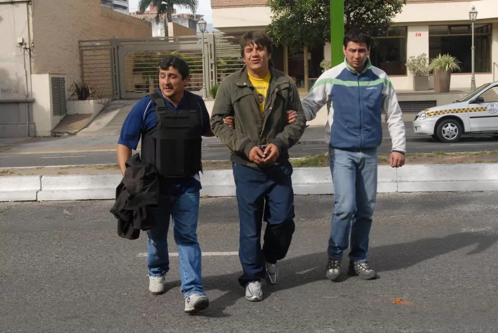 ESPOSADO. Walter Acevedo, de 39 años, conocido como Chichilo, en una de las detenciones anteriores. LA GACETA / FOTO DE FRANCO VERA (ARCHIVO)