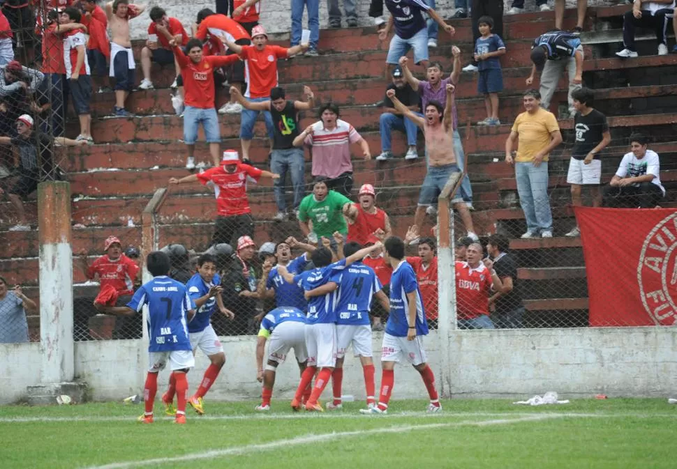 EL DESAHOGO. Sebastián Dip acaba de marcar su segundo gol y lo festeja con sus compañeros. Por efectividad, Jorge Newbery se metió en la gran final del Anual. 