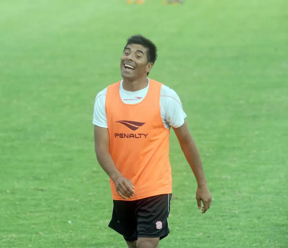 VUELVE A LA TITULARIDAD. Rubén Molina está feliz porque reemplazará a Levato en la mitad de la cancha del santo. LA GACETA / FOTO DE ENRIQUE GALINDEZ (ARCHIVO)