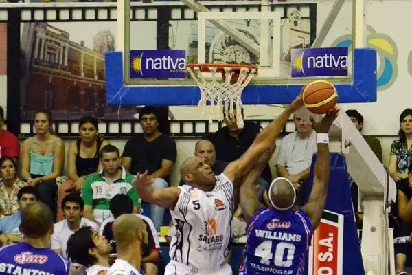 DEFENSA. Sam Clancy bloquea con un tapón el lanzamiento de James Williams. FOTO TOMADA DE SOMOSDEPORTE.COM