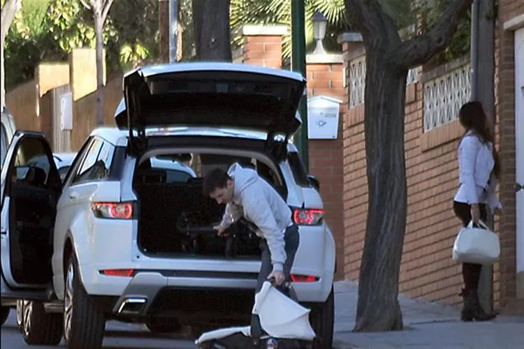 EN COCHE. Lio saca del baúl de su auto los nuevos complementos de su familia. FOTO TOMADA DE INFOBAE.COM