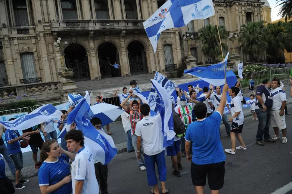 COMO LOCOS. Los hinchas celebraron frente a la Casa de Gobierno. 