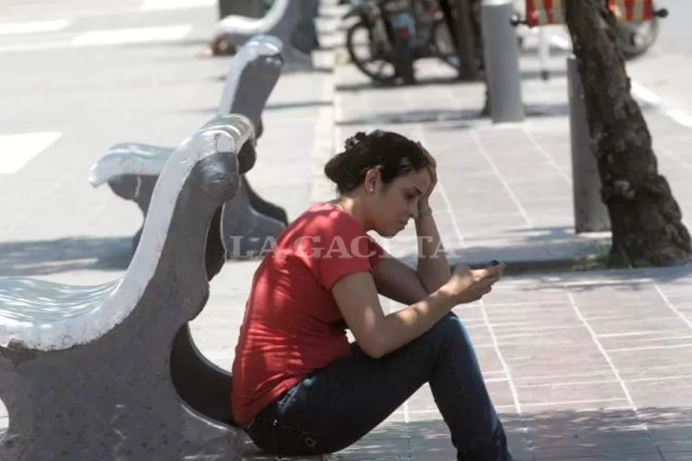 SOFOCON CALLEJERO. Los peatones sufren el rigor de las temperaturas. ARCHIVO LA GACETA